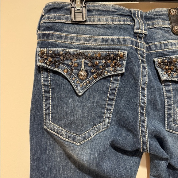 Miss Me Women’s Boot Cut Low Rise Jeans Sz 30 Embellished Flap Pocket Cowgirl - Picture 11 of 14